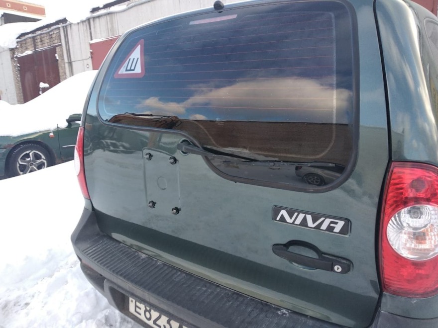 Шпатлевка и покраска двери багажника Niva фото нива после ремонта кузова